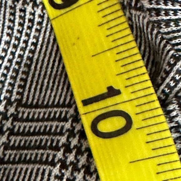 Tahari sz sm knit pant in a muted plaid in brown and tan.  Straight leg - Picture 6 of 14